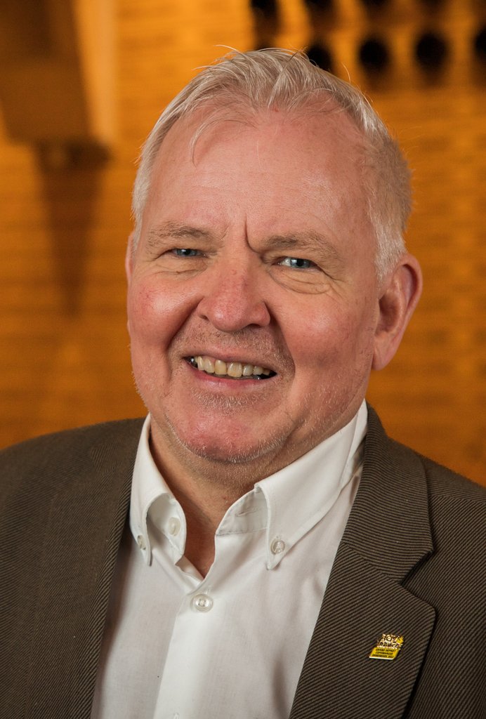 Starten på Rally Midtsjælland foregår midt i Viby lørdag den 20. september kl. 10.30, hvor formanden for Kultur- og Idrætsudvalget i Roskilde kommune, Mogens Hallager (C), flager de første deltagere ud på ruten
(Foto: Andreas Elkjaer)